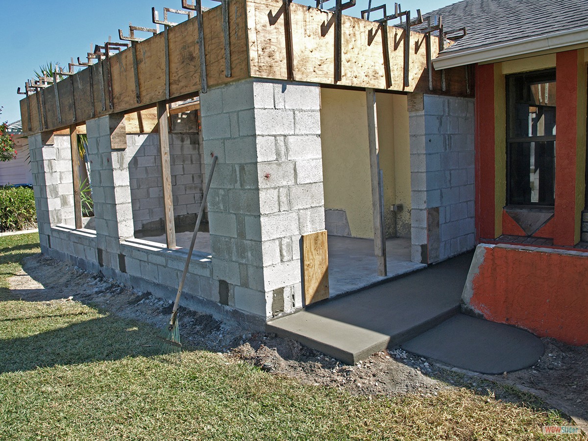 Der Rest des Betons wurde zur kleinen Terrasse neben der Haustür verarbeitet.