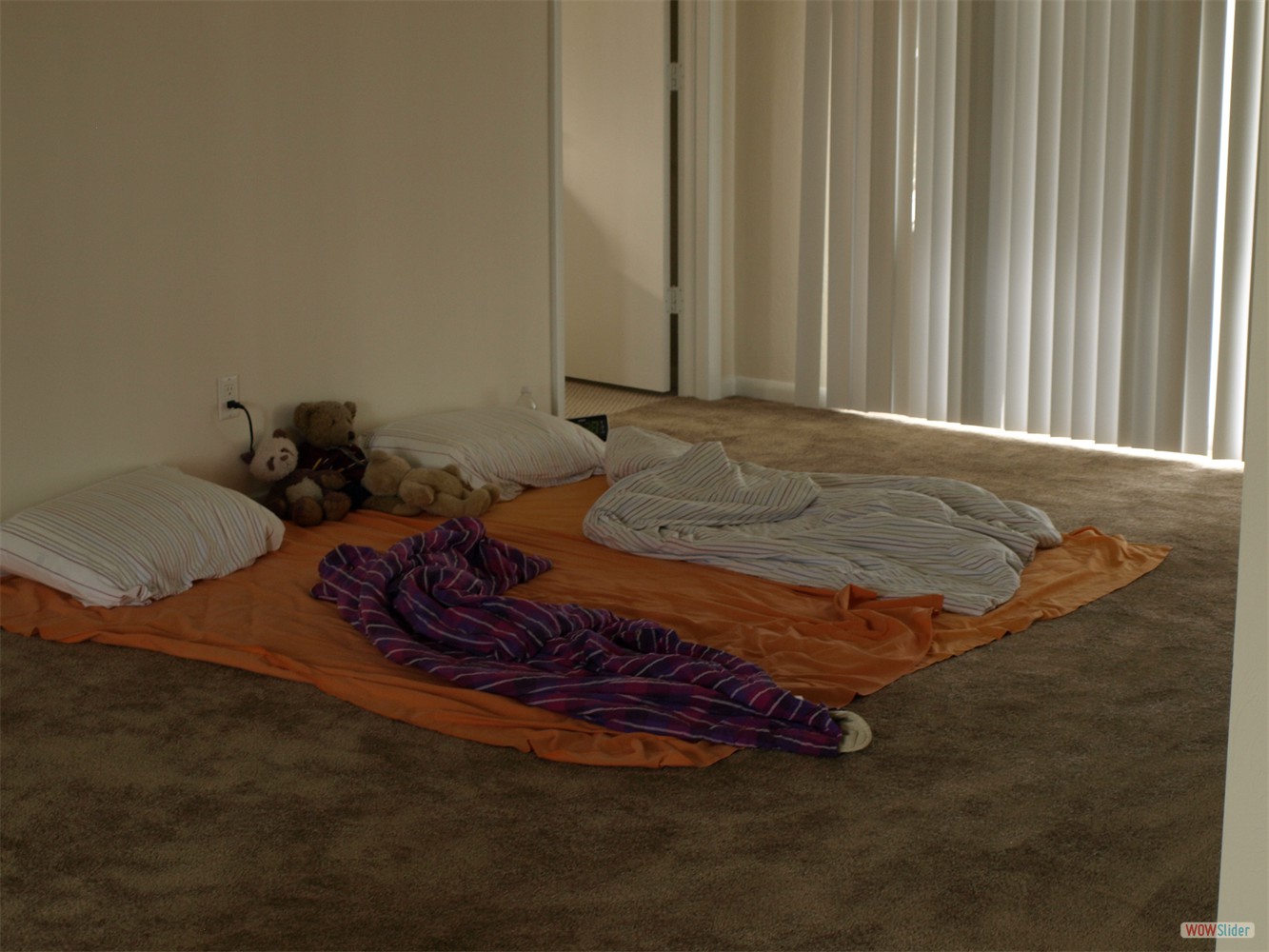 ... war unsere erste Schlafgelegenheit im Wohnzimmer auf dem Teppich, ...