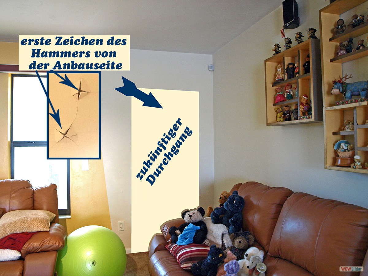Noch ist es sauber im Wohnzimmer und vom Durchgang in den Anbau nichts zu sehen