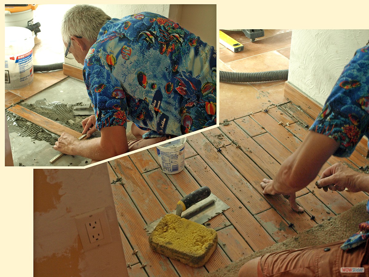 Die Randfliesen werden auch auf dem Boden des Durchgangs verlegt